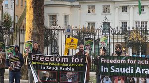 اعتصام أمام السفارة السعودية في لندن لمطالبة الرياض بالافراج عن معتقلين فلسطينيين وأردنيين  (عربي21)