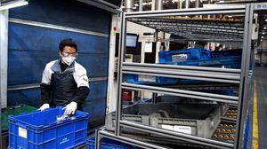 تواجه المصانع في الصين صعوبات في الإنتاج - جيتي