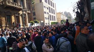 مصريون يتزاحمون أمام المعامل المركزية لوزارة الصحة لاستخراج شهادة الخلو من كورونا حتى يعودوا إلى أعمالهم في الخليج- تويتر 