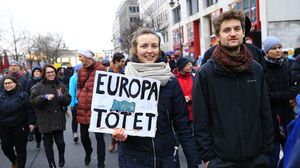 طالب آلاف المتظاهرين في العاصمة الألمانية برلين الاتحاد الأوروبي بفتح أبوابه أمام طالبي اللجوء- الأناضول