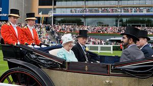 الملكة إليزابيث وابن راشد يجمعهما حب سباقات الخيل- جيتي