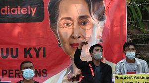 هذا هو أول ظهور للزعيمة البورميّة بعد خلعها بانقلاب عسكري- جيتي 