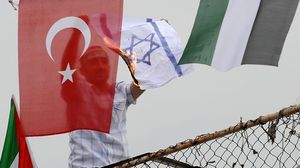 مجموعة من الشباب الأتراك يحرقون العلم الإسرائيلي في مدينة أنقرة- جيتي
