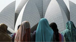 بحسب إحصاءات الأمم المتحدة يعيش حوالي 350 ألفا من أتباع العقيدة البهائية في إيران