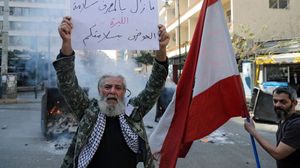 لبنانيون يتظاهرون على وقع انهيار الليرة- جيتي