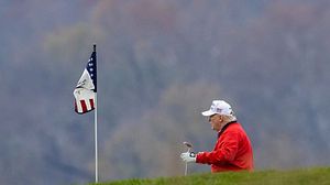نجل ترامب أظهر في الفيديو المعدل أن والده أسقط بايدن بكرة الغولف- جيتي