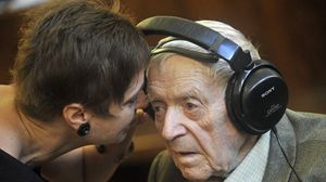 عدد فاقدي السمع بأمريكا لمن أعمارهم فوق 65 عامًا بلغ 40 مليون في 2012 -جيتي