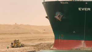 سفينة الحاويات العملاقة كانت تحمل 11 نوعا من المواد الخطرة وهي مواد كيميائية مؤكسدة- فيسبوك/ مجلس الوزراء المصري