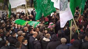 شهدت مراسم التشييع رايات لحركة حماس والقسام في مشهد لافت بالضفة المحتلة- فيسبوك