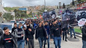 رفع المتظاهرون لافتات منددة بسياسة شرطة الاحتلال وتقاعسها في لجم الجريمة- تويتر