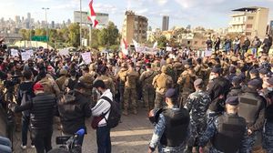 فرض الجيش اللبناني طوقا أمنيا ومنع المتظاهرين من الاقتراب، دون أي مواجهات- تويتر