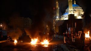 قطع عشرات الشبان الغاضبين طريقا رئيسيا في شمال البلاد يربط مدينة طرابلس بقضاء عكار-  الأناضول