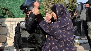 فلسطينية تواجه جنود الاحتلال خلال محاولة اعتقال ابنها- جيتي