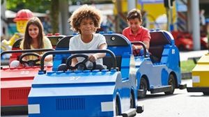 يتلقى الأطفال تعليمات حول السلامة قبل تنفيذ اختبار بسيارات خاصة بهم- موقع ليجولاند
