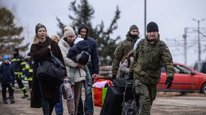 عانت عائلات لاجئين غير أوكرانيين على الحدود مع بولندا من التمييز فيما حظيت عائلات أوكرانية بمساعدة الجيش- جيتي 