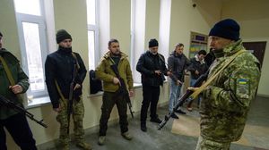 يواصل الجيش الأوكراني تسليح المواطنين المتطوعين وتدريبهم على القتال في أوديسا وغيرها من المناطق- جيتي