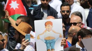 لافتة رفعها محتجون أردنيون للتعبير عن سوء الظروف المعيشية- جيتي