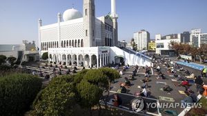 احتج مواطنون على بناء مسجد خوفا من تغيير هوية المكان - (يونهاب)