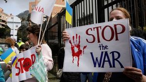 تظاهرة لأوكرانيين أمام السفارة الروسية في بوغوتا عاصمة كولومبيا- جيتي