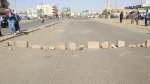 أغلق محتجون سودانيون عددا من شوارع الخرطوم للمطالبة بحكم ديمقراطي - مواقع تواصل 