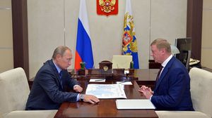 بوتين مع أحد مستشاريه- الكرملين