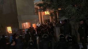 وأفادت وسائل إعلام عراقية بأن محتجين ينتمون لجماعة شيعية أحرقوا مقر الحزب- وسائل التواصل
