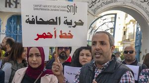 تزايد المخاوف على حرية الصحافة في تونس في ظل الأزمة السياسية التي تعصف بالبلاد- (الأناضول)