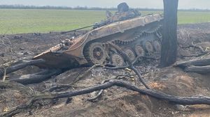 دبابة روسية مدمرة في إحدى المعارك قرب كييف- تويتر