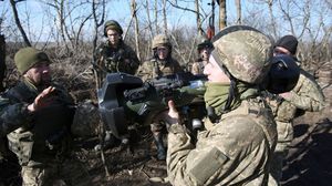 جنود أوكرانيون يتدربون على صواريخ بريطانية مضادة للدبابات- جيتي