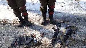 جنود روس أسرى بعد إلقائهم أسلحتهم في أوكرانيا- جيتي