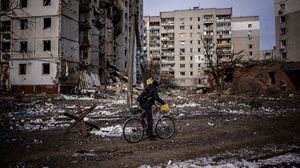 قال نائب في بلدة أوكرانية إنه "لا يوجد أي مبنى لم يتعرض لأضرار مباشرة أو جانبية"- جيتي