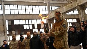 جندي أوكراني يعلم المدنيين في كييف طريقة رمي قنابل المولوتوف- جيتي