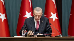 أردوغان يوقع مرسوماً رئاسياً يقضي بإجراء الانتخابات العامة في البلاد في 14 أيار (مايو) المقبل (الأناضول)