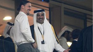 النجم السويدي ظهر في إحدى مباريات مونديال قطر إلى جانب أمير البلاد تميم بن حمد آل ثاني- جيتي