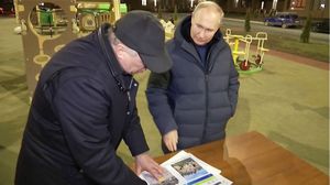 مستشار الشؤون الداخلية الأوكراني قارن شكل محيط أسفل رأس بوتين في الصور- جيتي