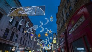 شوارع العاصمة البريطانية لندن تتزين احتفالا بقدوم شهر رمضان  (الأناضول)