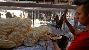 بائع متجول في أحد أحياء دمشق القديمة خلال رمضان- جيتي