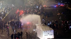 شرطة الاحتلال خلال قمعها متظاهرين ضد نتنياهو وائتلافه- جيتي