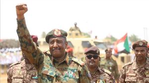 السودانيون يرفعون حواجب الدهشة لأن البرهان يحاكم الآن قيادات رفيعة في سلاح المدرعات السوداني بتهمة محاولة قلب نظام الحكم  (الأناضول)