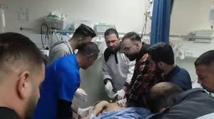 محاولات لإسعاف الشاب في المستشفى قبل إعلان استشهاده- تلفزيون الفجر الفلسطيني