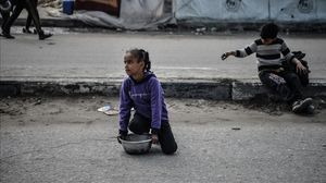 تم فرض قيود صارمة وغير ملائمة على المساعدات في غزة. وسحبت 16 دولة تمويلها من وكالة غوث وتشغيل اللاجئين التابعة للأمم المتحدة (الأونروا)، بما في ذلك المملكة المتحدة.  الأناضول
