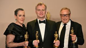 المخرج كريستوفر نولان يتوسط المنتجة البريطانية إيما توماس والمنتج تشارلز روفن بعد الفوز بجوائز أوسكار في هوليوود- إكس