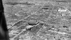 تحول القصف الأمريكي على طوكيو إلى عاصفة نارية أودت بحياة عشرات الآلاف- Britannica
