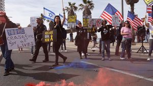 رفع المتظاهرون أعلاما أمريكية وإسرائيلية وصورا للأسرى الإسرائيليين في غزة- جيتي