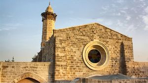 تبلغ مساحة المسجد العمري حوالي 4100 متر مربع، وبلغت مساحة فنائه 1190 مترا مربعا. ويتسع لأكثر من 3 آلاف مصل- Mohammed A.H