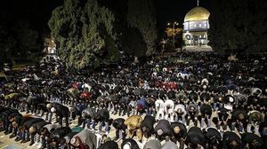 آلاف المصلين توافدوا للمسجد ليلة الجمعة الثالثة من رمضان- الأناضول