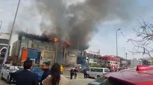 النيران تلتهم مجمعا للبنوك في القاهرة بعد ساعات من حريق ستوديو الأهرام- إكس