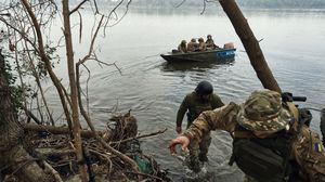 قوات أوكرانية تنتقل بين ضفتي نهر دنيبرو- جيتي