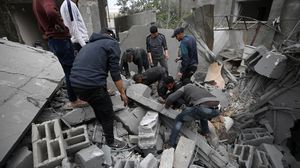 فلسطينيون يبحثون عن ناجين تحت ركام منزل قصفه الاحتلال- الأناضول