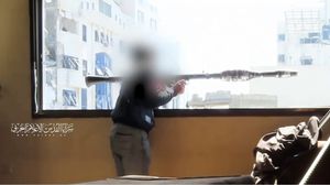 مقاتل من سرايا القدس يطلق قذيفة الياسين 105 على ناقلة جنود للاحتلال- الإعلام الحربي